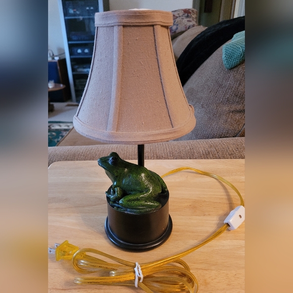 Ceramic Frog on Wooden Base Children's Lamp - Picture 4 of 7